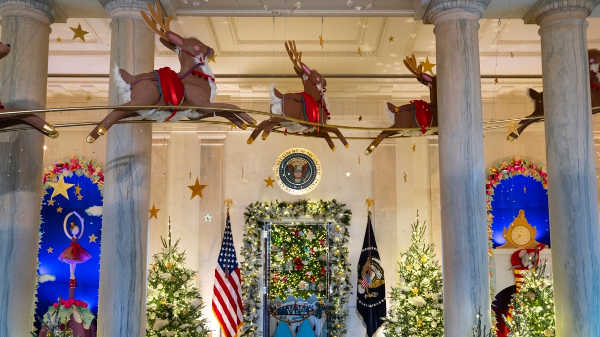 Hundreds of Volunteers Get White House Ready for Christmas