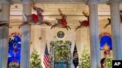 Serambi Besar Gedung Putih di Washington, D.C., 27 November 2023, berhias dekorasi liburan akhir tahun bertema "Magic, Wonder, and Joy" . (AP Photo/Evan Vucci)