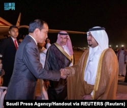 Presiden Joko Widodo tiba menghadiri KTT Organisasi Kerjasama Islam (OKI) di Riyadh, Arab Saudi, 10 November 2023. (Foto: Saudi Press Agency/Handout via REUTERS)