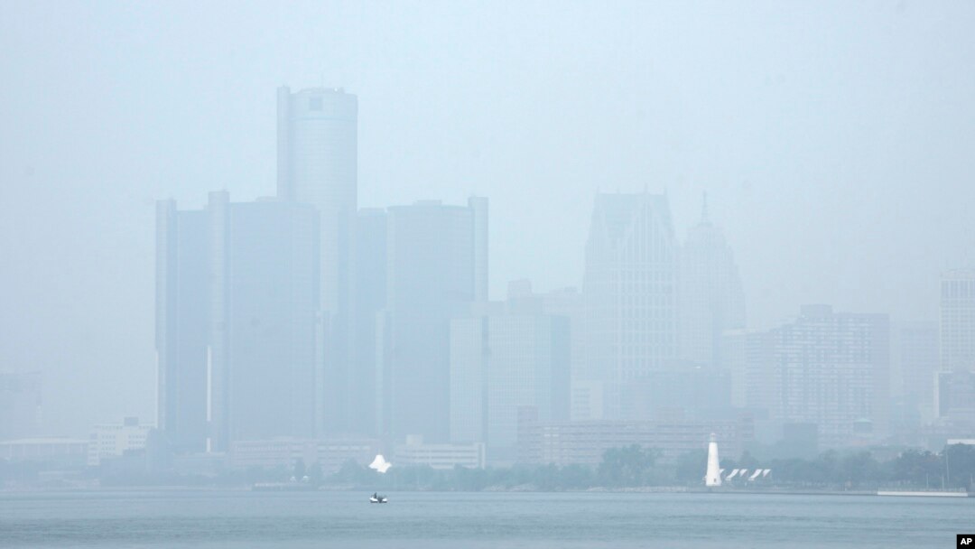 Asap akibat kebakaran hutan Kanada tampak menyelimuti langit di kota Detroit, Michigan dan mengurangi jarak pandang Rabu, 28 Juni 2023.
