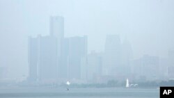 Asap akibat kebakaran hutan Kanada tampak menyelimuti langit di kota Detroit, Michigan dan mengurangi jarak pandang Rabu, 28 Juni 2023.