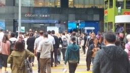 香港經濟核心中環區雖然仍是人山人海，但營商前景卻因國安法問題籠罩一層迷霧(美國之音/林淦峰)