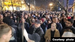 Učesnici devetog protesta ispred sedišta Republičke izborne komisije zbog izbornih nepravilnosti, u organizaciji liste Srbia protiv nasilja, u Beogradu, 26. decembra 2023. (Foto: FoNet)