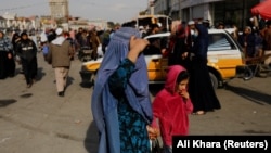 2022年11月9日一名阿富汗妇女和女孩走在阿富汗喀布尔街道上