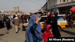 2022年11月9日一名阿富汗婦女和女孩走在阿富汗喀布爾街道上