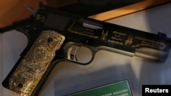 Una pistola decorada con oro perteneciente al capo mexicano del Cártel del Golfo Osiel Cárdenas Guillén se exhibe en el Museo de las Drogas de la Ciudad de México