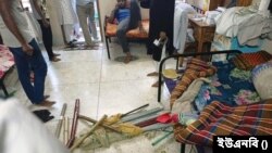 ছাত্রলীগ নেতাদের কক্ষ থেকে উদ্ধারকৃত দেশীয় অস্ত্র