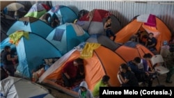 Migrantes esperan su cita en un campamento improvisado afuera de la Garita de San Ysidro, Tijuana, México. Foto: Aimee Melo