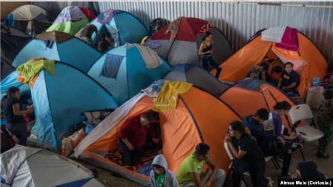 Migrantes esperan su cita en un campamento improvisado afuera de la Garita de San Ysidro, Tijuana, México. Foto: Aimee Melo