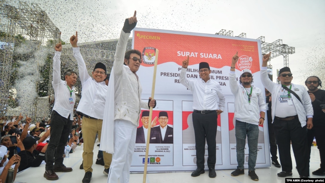 Pasangan calon presiden/calon wakil presiden Anies Baswedan dan Muhaimin Iskandar berfoto saat kampanye di Stadion Untung Suropati, Pasuruan, Jawa Timur, Jumat, 9 Februari 2024. (Foto: TPN AMIN)