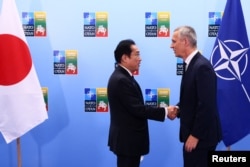 日本首相岸田文雄与北约秘书长斯托尔滕贝格在维尔纽斯出席北约峰会。（2023年7月12日）