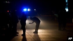 Los investigadores trabajan en la escena donde dos hombres fueron asesinados en Tijuana, México, la noche del viernes 4 de marzo de 2011. Según la policía, dos hombres murieron y otro resultó herido tras recibir disparos de desconocidos armados.