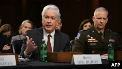 ARCHIVO - El director de la CIA, William Burns, izquierda, testifica durante una audiencia de la Comisión de Inteligencia del Senado sobre amenazas mundiales en Washington, el 8 de marzo de 2023.