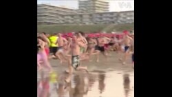 荷兰民众冬泳庆祝新年 