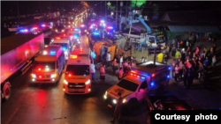 ထိုင်းနိုင်ငံအလယ်ပိုင်း နကော် ပထုန် (Nakhon Pathom) ခရိုင် ကမ်ဖင်စန်မြို့က မလိုင်မန် အဝေးလမ်းမကြီးပေါ်မှာ လူသေဆုံးတဲ့အထိ ကားတိမ်းမှောက်မှု (Photo: Thai Police)