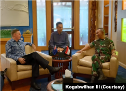 Pertemuan Duta Besar Selandia Baru untuk Indonesia, Kevin Jeffery Burnet, dengan Panglima Kogabwilhan III Letjen TNI Richard TH Tampubolon di Timika, Papua Tengah, Selasa 6 Februari 2024. (Courtesy: Kogabwilhan III)