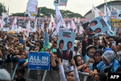 Para pendukung menghadiri kampanye pemilu Menteri Pertahanan dan calon presiden Indonesia Prabowo Subianto di Stadion Gelora Sidoarjo di Sidoarjo, Jawa Timur, 9 Februari 2024. (JUNI KRISWANTO / AFP)