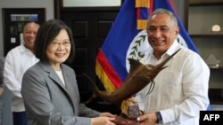 Rais wa Taiwan Tsai Ing-wen (kushoto) akipokea zawadi kutoka kwa waziri mkuu wa Belize John Briceño April 3, 2023. (AFP)