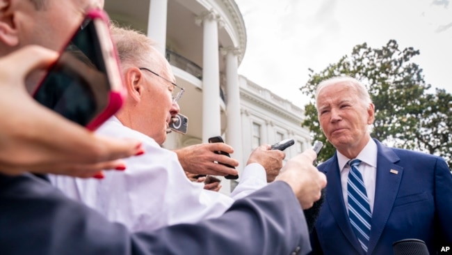 Presidenti Biden duke folur me gazetarët në Shtëpinë e Bardhë përpara nisjes për në Çikago (28 qershor 2023)