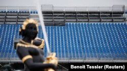 Podium dengan kursi-kursi penonton sedang dibangun di Parc Urbain La Concorde untuk Olimpiade dan Paralimpiade Paris 2024 di Place de la Concorde di Paris, Prancis, 19 April 2024. (Foto: Benoit Tessier/Reuters)