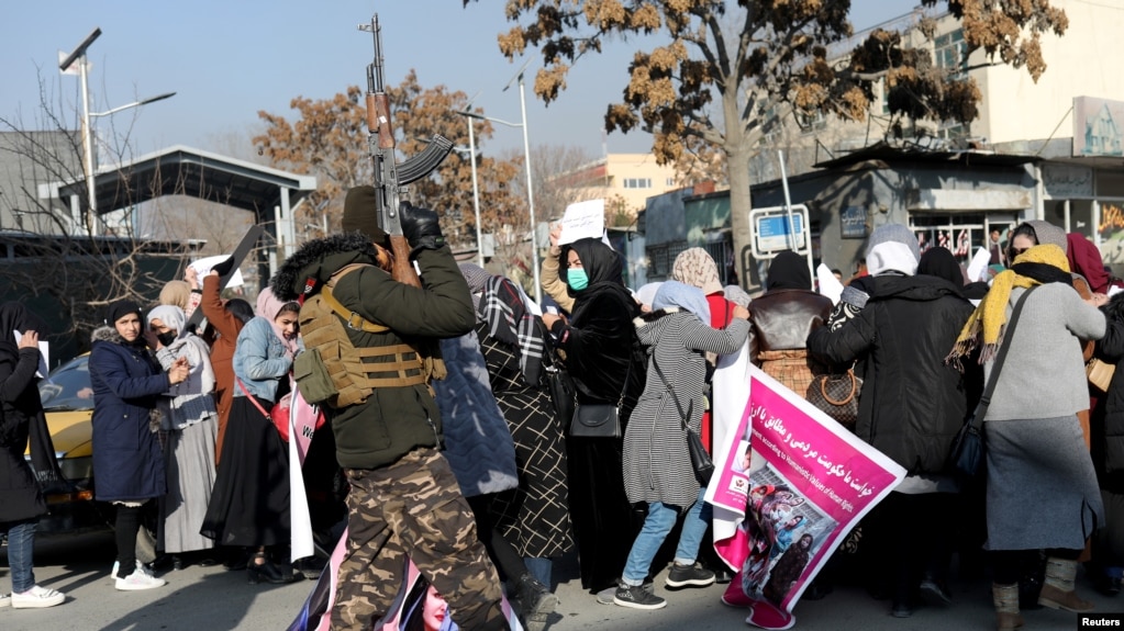 资料照片：塔利班安全部队成员在首都喀布尔朝天开枪，驱散妇女抗议活动。(2021年12月28日）(photo:VOA)