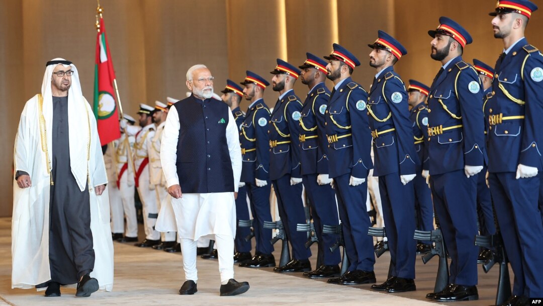 Perdana Menteri India Narendra Modi, tengah, berjalan di samping Presiden Uni Emirat Arab Sheikh Mohammed bin Zayed Al Nahyan, di Abu Dhabi, Selasa 13 Februari 2024.