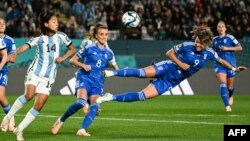 Italy's forward #09 Valentina Giacinti (R) heads the ball during the Australia and New Zealand 2023 Women's World Cup Group G football match between Italy and Argentina at Eden Park in Auckland, July 24, 2023. 