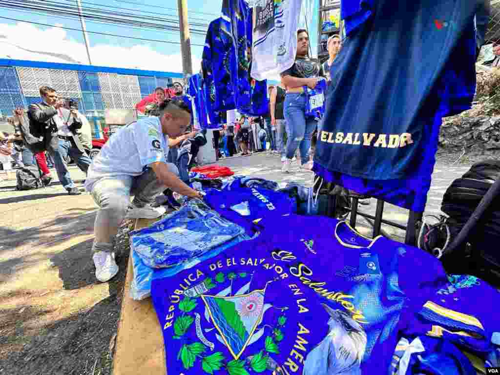 Vendedor de camisetas arregla su mercancía frente a un centro de votación en San Salvador.&nbsp;