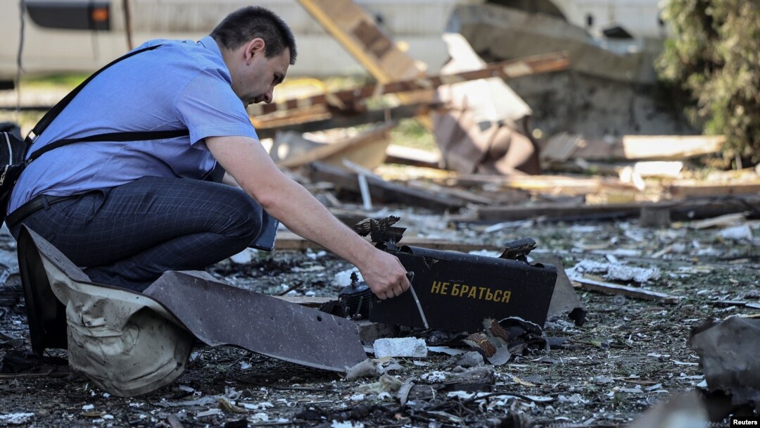Seorang jaksa kejahatan perang memeriksa lokasi serangan drone Rusia di pinggiran Kota Lviv, Ukraina, 19 Juni 2024. (Foto: Roman Baluk)