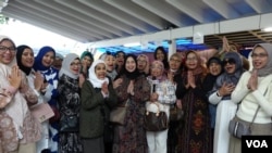 Mollywood (pemegang mik VOA) bersama jemaah masjid Indonesia At Thohir di Los Angeles (dok: VOA)
