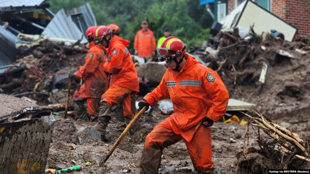 Petugas pemadam kebakaran ikut dalam operasi pencarian dan penyelamatan tanah longsor akibat hujan deras di Yecheon, Korea Selatan, 15 Juli 2023. (Foto: Yonhap via REUTERS)