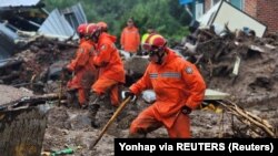 Petugas pemadam kebakaran ikut dalam operasi pencarian dan penyelamatan tanah longsor akibat hujan deras di Yecheon, Korea Selatan, 15 Juli 2023. (Foto: Yonhap via REUTERS)