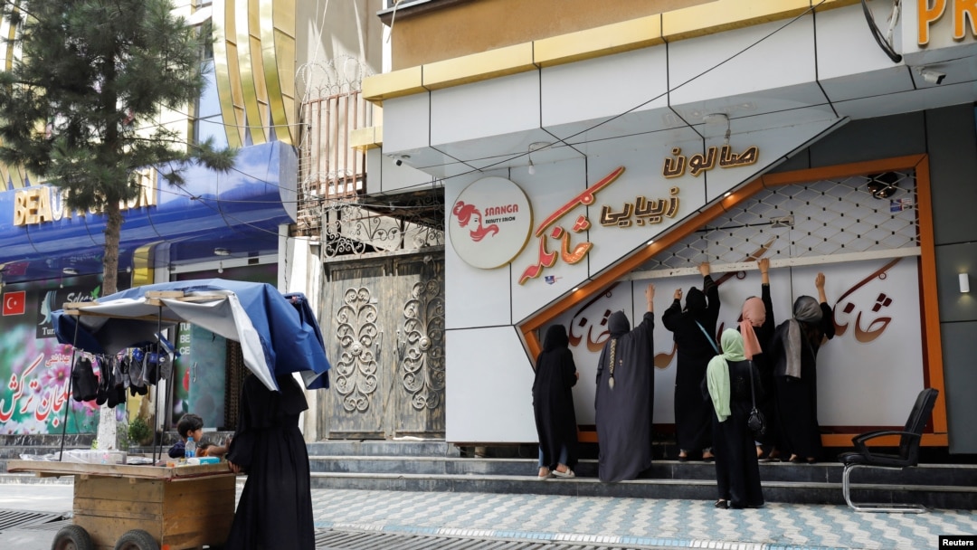 Para pekerja salon menutup salon kecantikan mereka di ibu kota Kabul, Afghanistan, 24 Juli 2023 menjelang larangan Taliban terhadap salon kecantikan. 