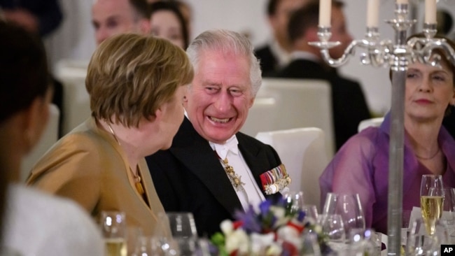 Mbreti Charles III duke biseduar gjatë darkës me ish-Kancelaren Merkel (29 mars 2023)