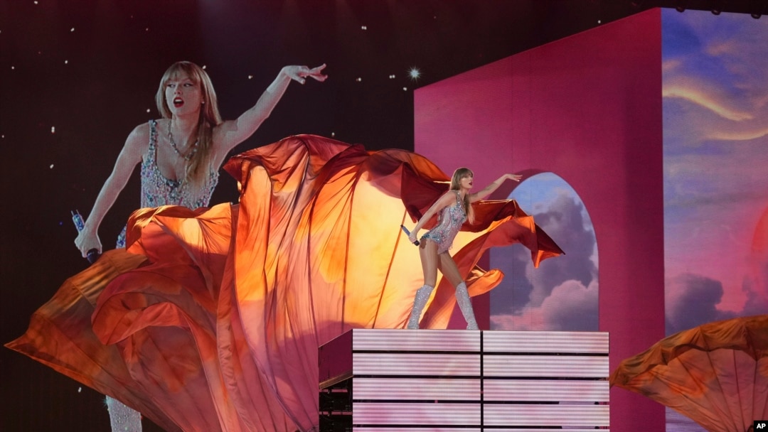 Taylor Swift tampil dalam konsernya "Eras Tour" di Tokyo Dome, Rabu malam 7 Februari 2024, di Tokyo.