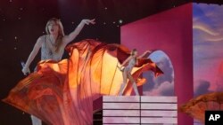 Taylor Swift tampil dalam konsernya "Eras Tour" di Tokyo Dome, Rabu malam 7 Februari 2024, di Tokyo.