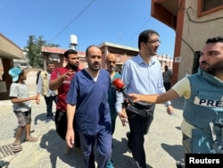 Dokter Palestina Mohammad Abu Salmiya, direktur Rumah Sakit Al Shifa yang ditahan oleh pasukan Israel, berbicara kepada media setelah dibebaskan dari penjara Israel, di rumah sakit Nasser di Khan Younis, Jalur Gaza selatan 1 Juli 2024. (REUTERS/Mohammed Salem)