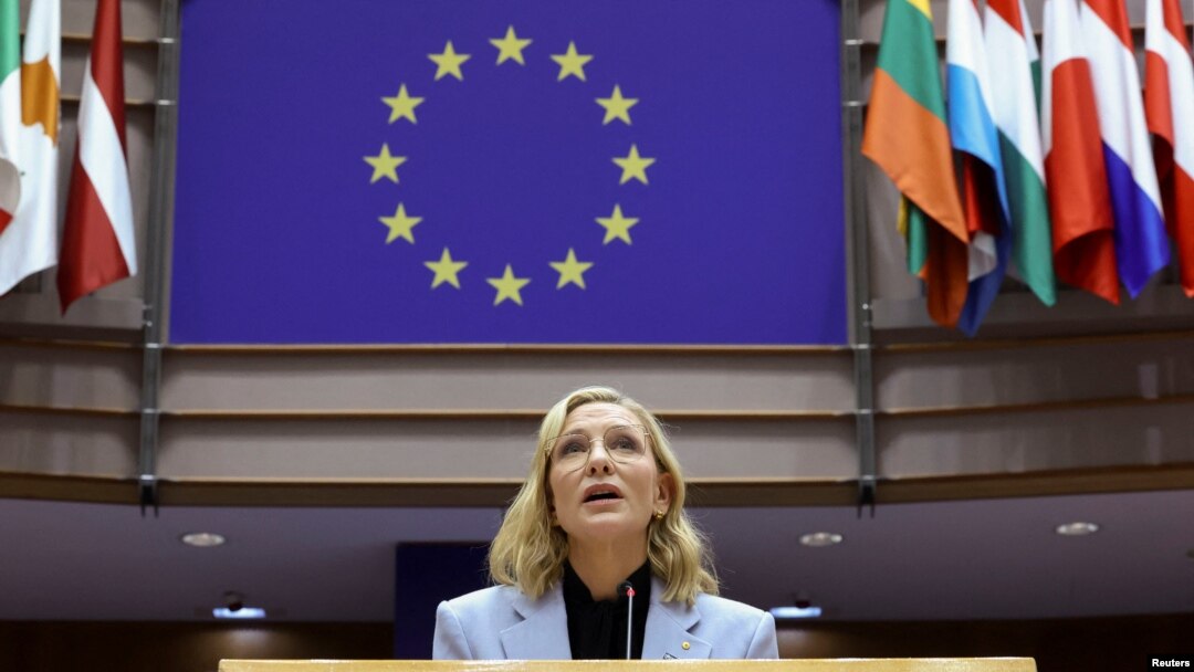 La actriz ganadora del Oscar Cate Blanchett habla en el Parlamento Europeo como parte de su trabajo con la agencia de las Naciones Unidas para los refugiados ACNUR, en Bruselas, Bélgica, el 8 de noviembre de 2023. REUTERS/Yves Herman