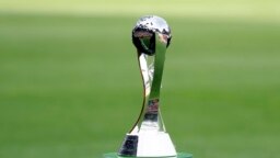 FILE - Piala Dunia U20 ditampilkan di Lodz, Polandia, 15 Juni 2019. Presiden FIFA Gianni Infantino mengatakan Indonesia belum siap menjadi tuan rumah turnamen dunia yang dijadwalkan dimulai 20 Mei mendatang. (AP/Sergei Grits, File)