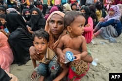 Pengungsi Rohingya yang baru tiba menunggu untuk dipindahkan ke tempat penampungan di Pantai Batee, Aceh, 15 November 2023. (Foto: AFP)