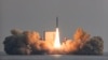 韩国固体燃料太空火箭的第三次试射于2023年12月4日在韩国济州岛附近海域的一艘驳船上发射。（韩国国防部提供照片、美联社发布）