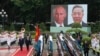 Ông Tô Lâm (phía trái trên thảm đỏ), và ông Putin, duyệt hàng quân danh dự tại Phủ Chủ Tịch tại Hà Nội, 20 tháng Sáu, 2024.