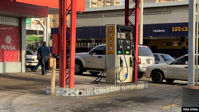Varios vehículos hacen fila dentro y fuera de una estación de servicio del norte de Maracaibo, la mañana de este martes 18 de junio de 2024.