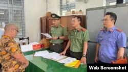 Công an Quảng Ngãi đọc lệnh bắt giam ông Lê Quốc Hùng, ngày 12/4/2024. Công an.