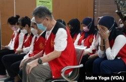 Para tersangka tindak kekerasan, So Kasander, Metty Kapantow dan tersangka lainnya berada di ruang sidang Pengadilan Negeri Jakarta Selatan, Senin (24/7). (VOA/Indra Yoga)