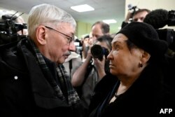 Oleg Orlov bersama istrinya Tatiana Kasatkina sebelum sidang putusan di Moskow, 27 Februari 2024. (Alexander NEMENOV / AFP)