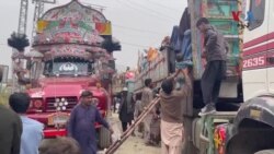 په تورخم افغانستان ته ستنېدونکې ډېرې کورنۍ د ګاډو کرایه او د لارې خرڅ نه لري