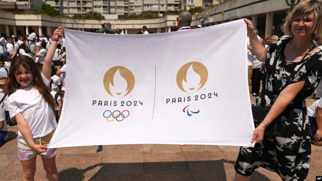 지난달 7일 프랑스 파리에서 열린 2024 패럴림픽 홍보 행사에서 참가자들이 로고가 찍힌 깃발을 들어보이고 있다.