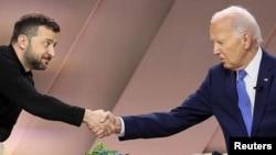 Президент Джо Байден и президент Украины Владимир Зеленский на двусторонней встрече в кулуарах саммита НАТО в Вашингтоне 11 июля 2024 (REUTERS/Leah Millis)