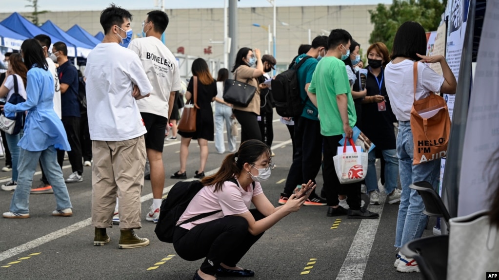 资料照片: 2022年8月26日中国数百万年轻人激烈竞争越来越少的工作岗位(photo:VOA)